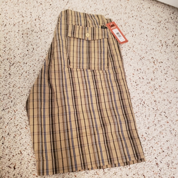 Lee - Picture 2 of 5